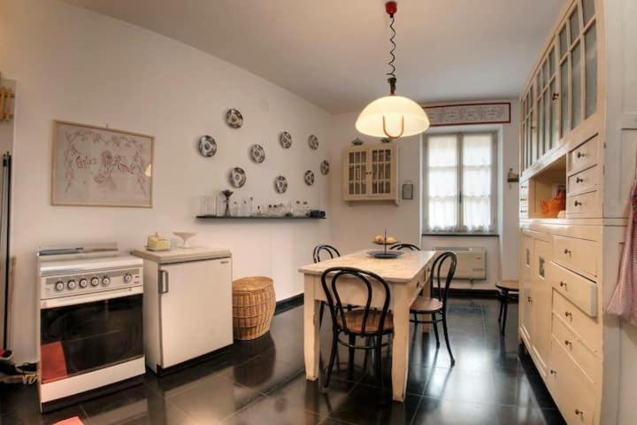 Mansarda A Finalborgo - Fascino E Tradizione Appartement Finale Ligure Buitenkant foto
