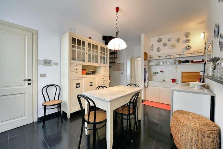Mansarda A Finalborgo - Fascino E Tradizione Appartement Finale Ligure Buitenkant foto